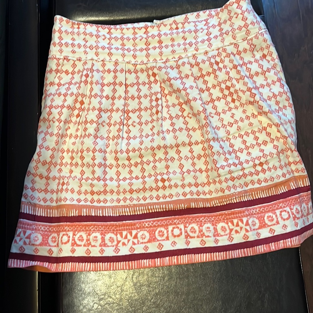 Super cute and comfy high waist Loft skirt with pockets!!  Size 6.